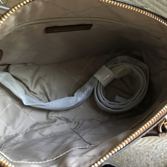 NWT MICHAEL KORS CINDY LARGE DOME SATCHEL โฆ - Picture 9 of 15